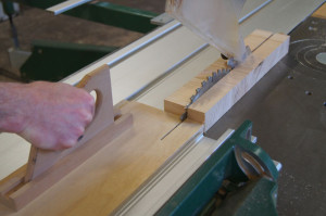 Sicheres Arbeiten an Holzbearbeitungsmaschinen, knifflige Aufgabe an der Kreissäge