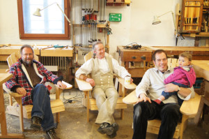 Probesitzen auf selbst gebauten Adirondack chairs