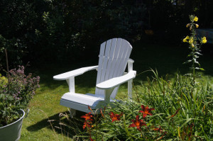 weißer Adirondack chair im Garten