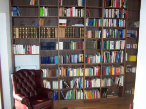 Viele Buchreihen in einer Bibliothek