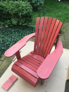 Adirondack chair rot gestrichen