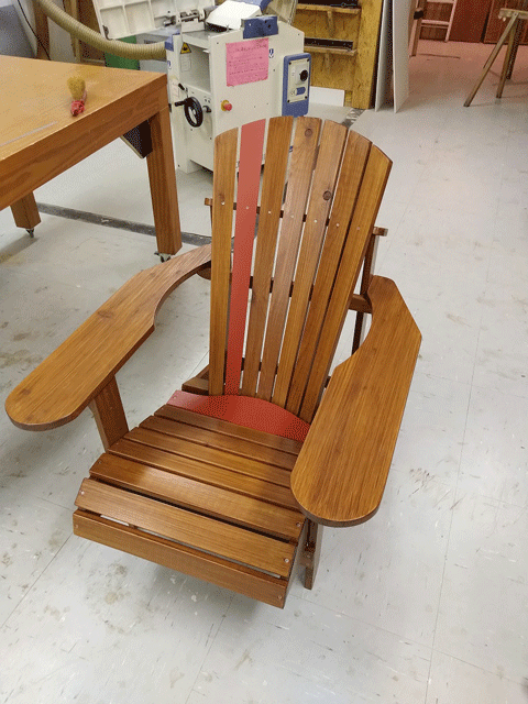 Ein Adirondack chair, dessen Holz mit einer nussbaumfarbenen Öllasur behandelt wurde