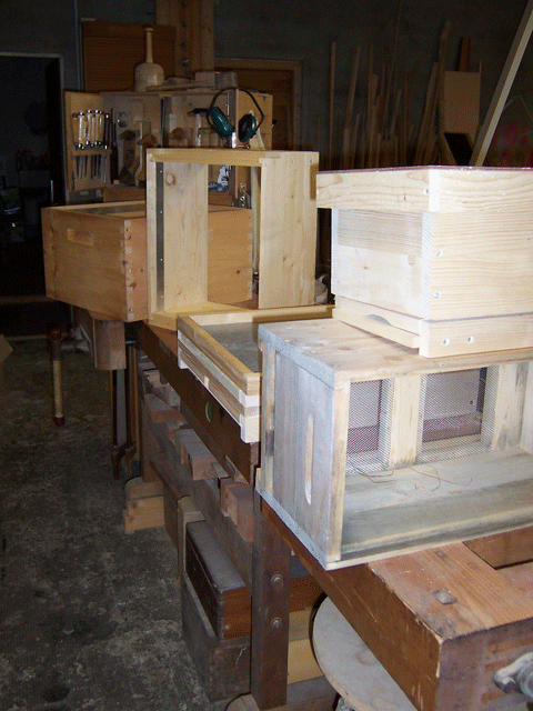 Bienenkästen auf der Hobelbank der Werkstatt